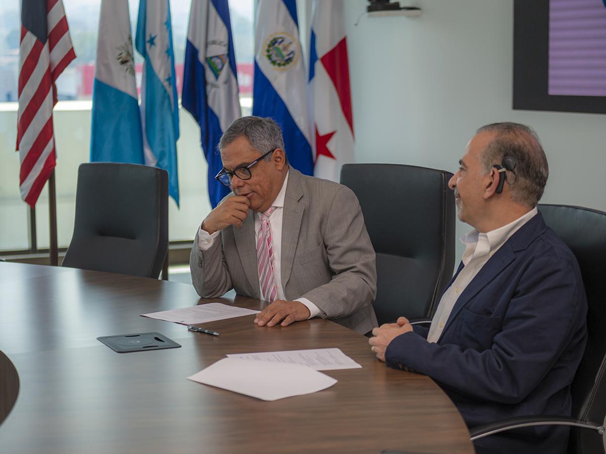 <i>Juan Carlos Atala, Presidente de la Fundación Ficohsa, y Julio Raudales, Rector de la Universidad José Cecilio Del Valle, firman el acuerdo histórico para implementar el programa de mentoría en educación financiera.</i>