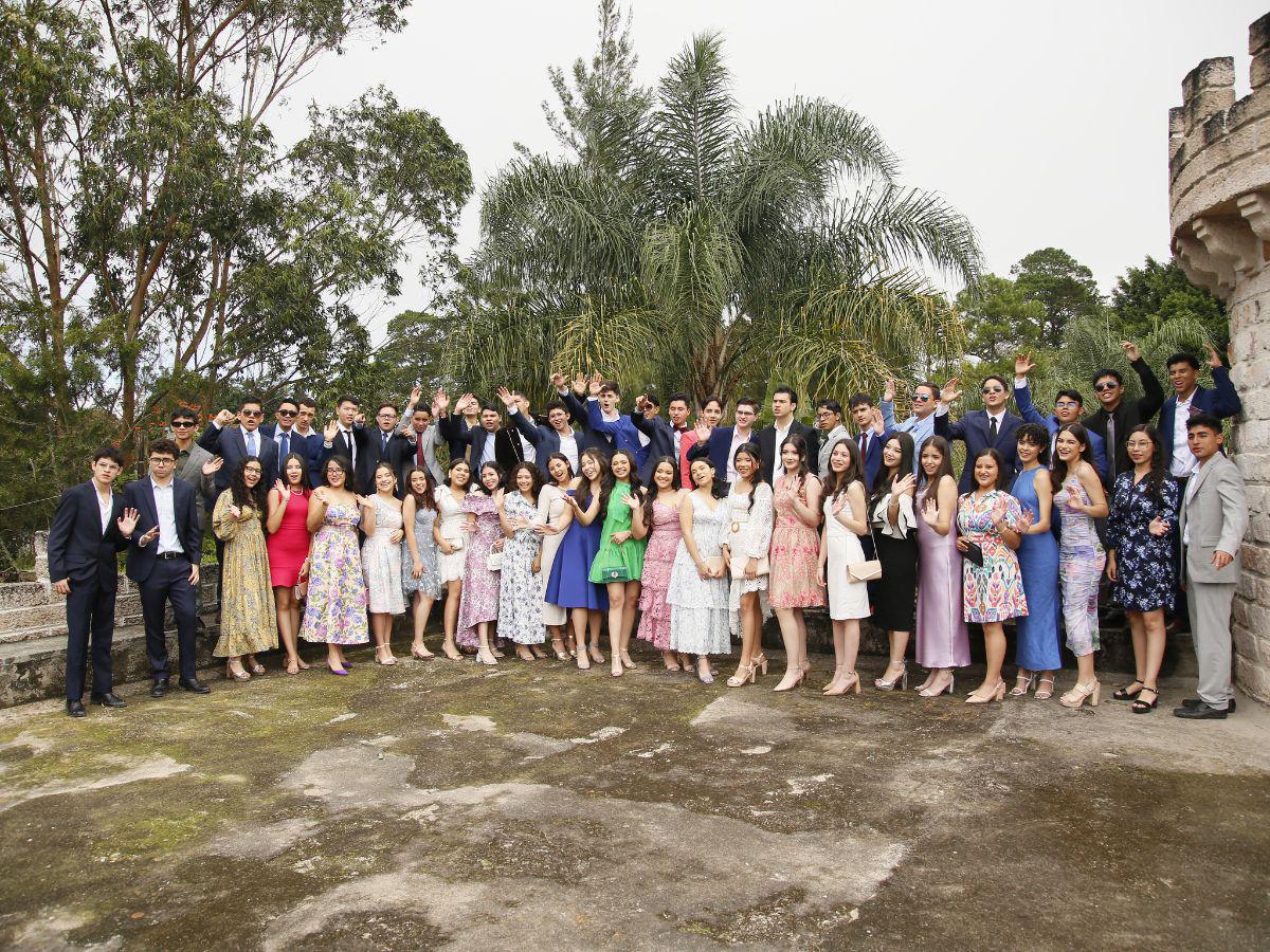 La promoción 2022-2023 de Dowal School posó para su foto grupal.