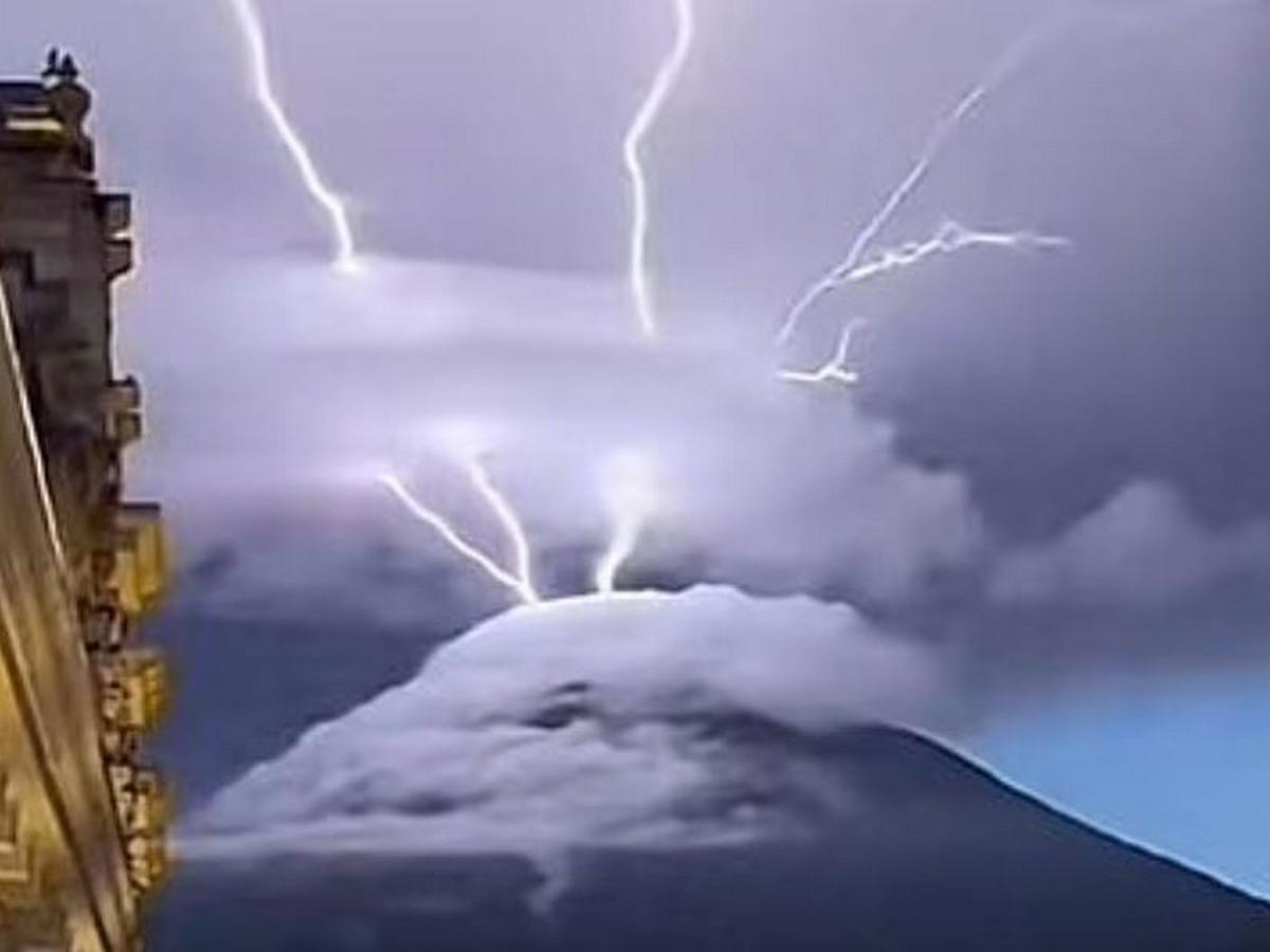 El impresionante efecto visual de un rayo sobre el volcán Acatenango en Guatemala