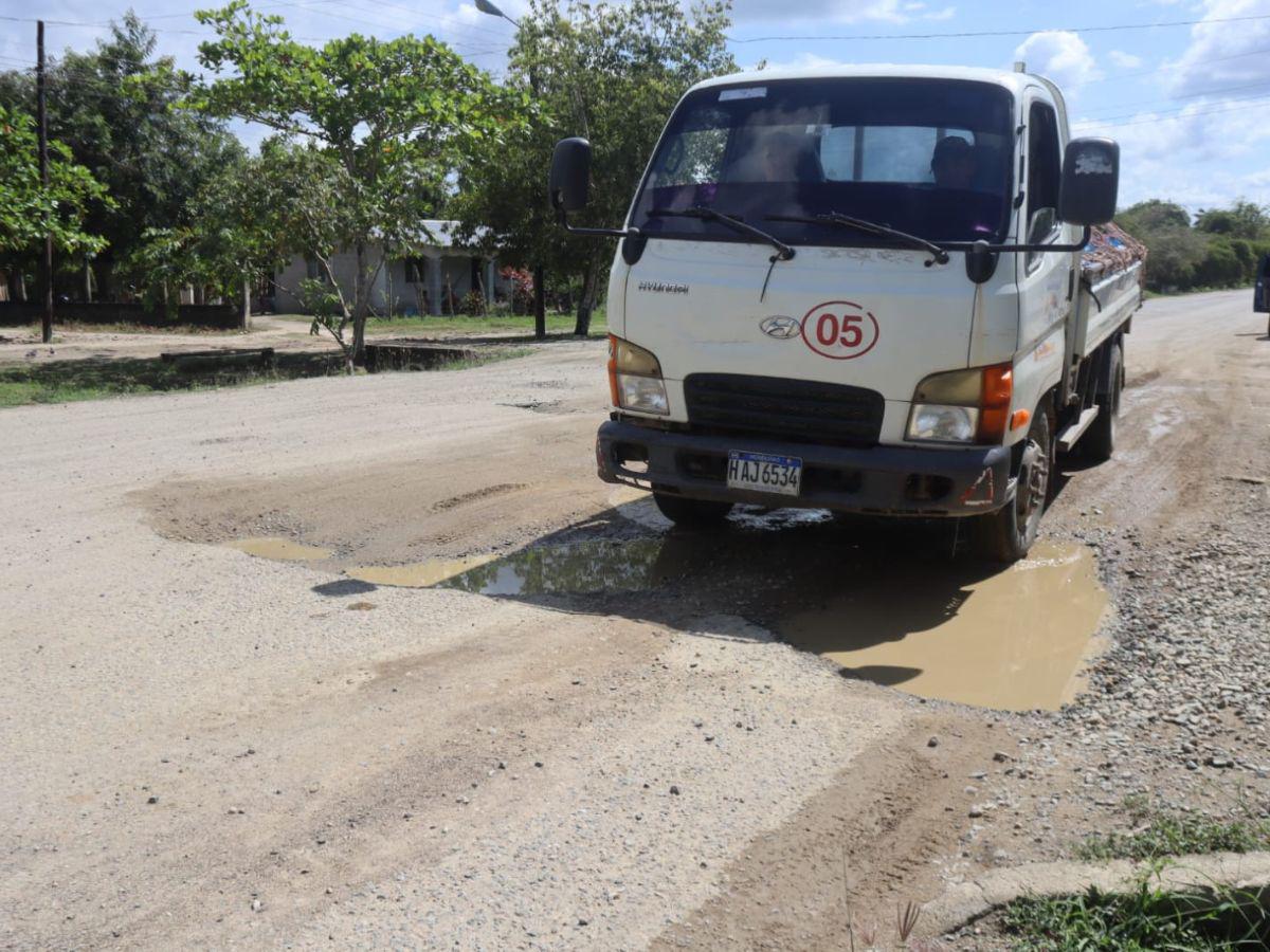 La carretera pavimentada en Sonaguera, Colón, está en mal estado, afectando la economía local y generando protestas.
