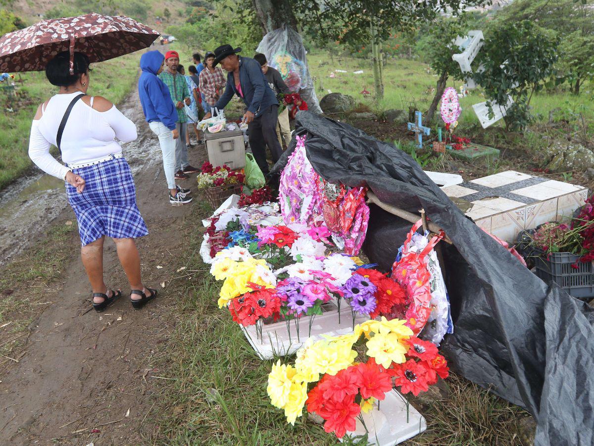 Con bellas flores, capitalinos honraron a sus familiares fallecidos
