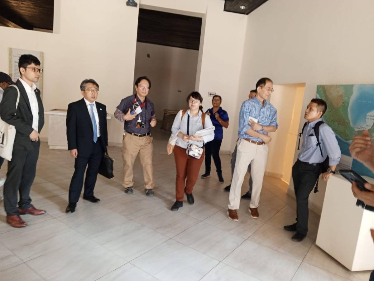 La comitiva de la Embajada de Japón y JICA, conocieron el proyecto de mejoramiento del equipo de exhibición de los museos en Copán Ruinas.