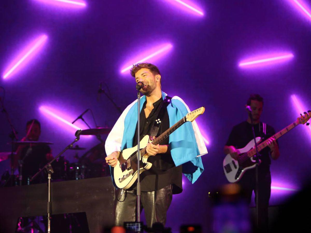Pablo Alborán cerró su concierto en Tegucigalpa con la bandera de la República de Honduras tendida sobre sus hombros.