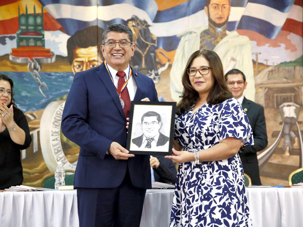 La jefa de Redacción de EL HERALDO, Glenda Estrada, hizo entrega de un retrato del agasajado, elaborado por el artista Manuel Rodríguez.