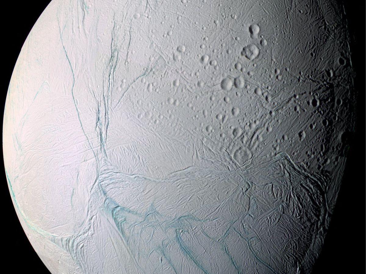 NASA halla un componente clave para la vida en una luna de Saturno