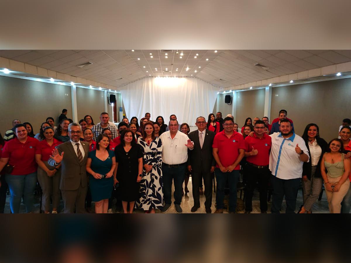 Las autoridades educativas de UTH y Municipalidad de Tegucigalpa asistieron a la firma del convenio.