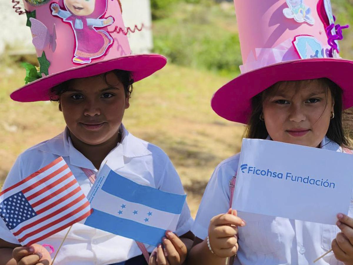 <i>Niños y niñas de San Juan del Rancho se benefician de las mejoras realizadas en el Centro Educativo Francisco Morazán gracias al apoyo de Fundación Ficohsa.</i>