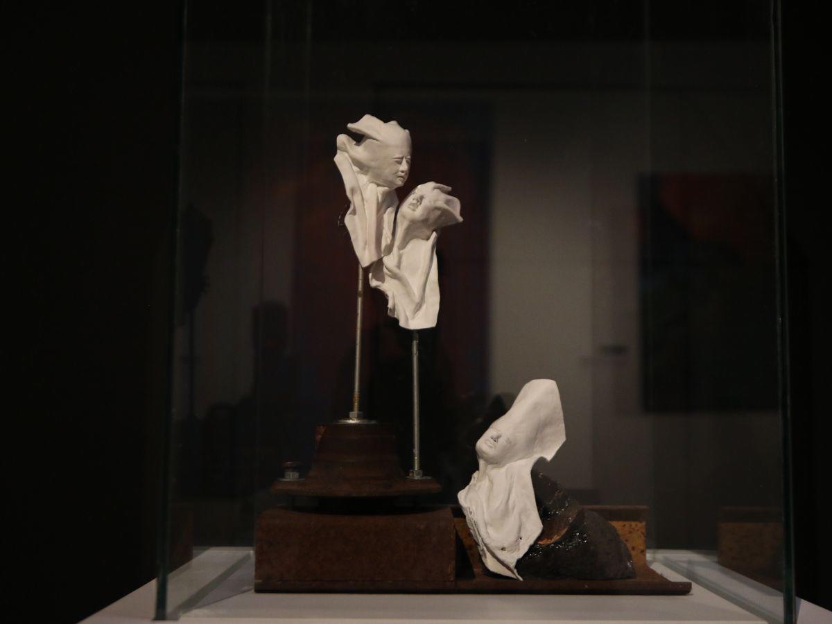 Una de las esculturas de la muestra es “Fragmentos de la agonía”, de la salvadoreña Jennifer Calderón.