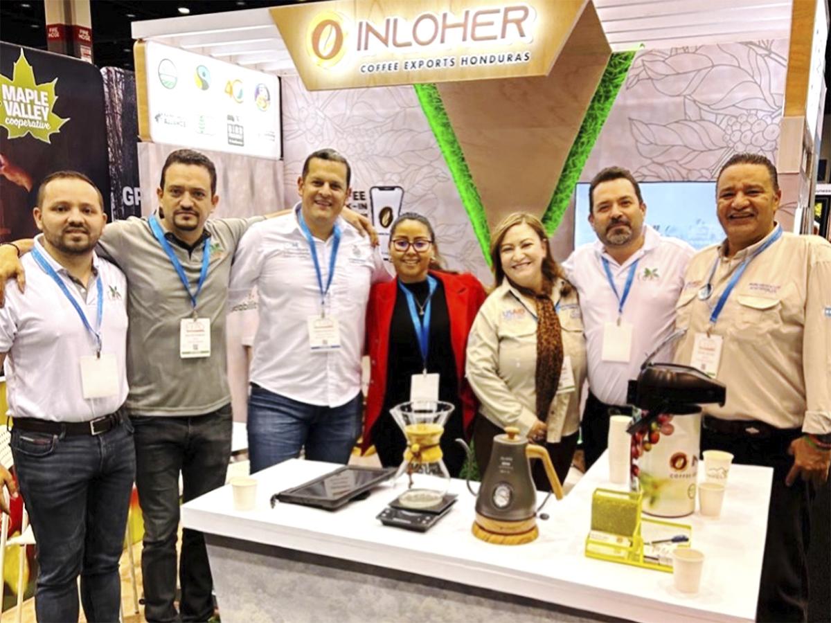 <i>Descubriendo nuevas oportunidades: Representantes de Agronegocios Sostenibles y delegados de Inloher Honduras en la Specialty Coffee Expo 2024.</i>