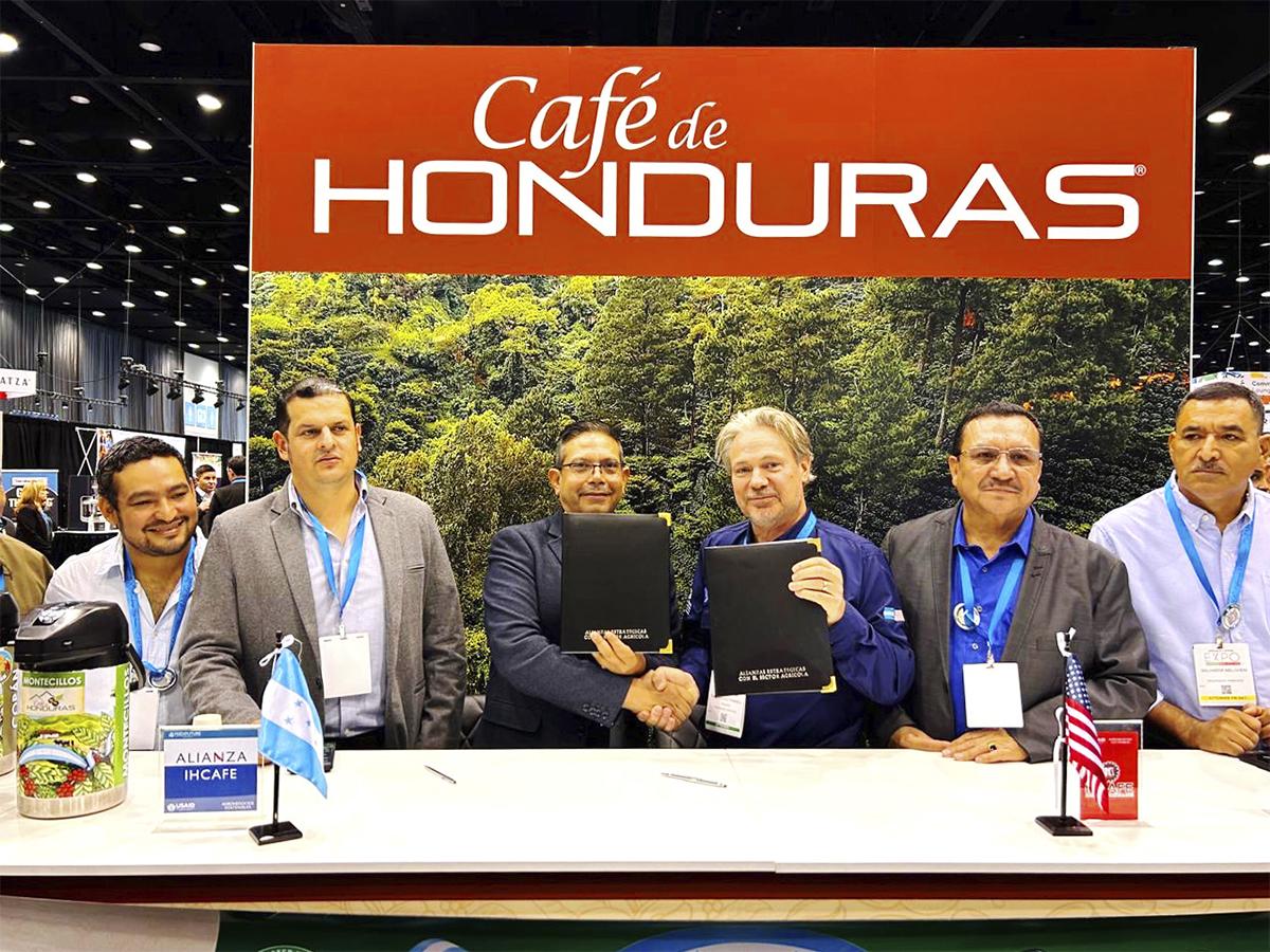 <i>Firmando acuerdos estratégicos: USAID, a través de Agronegocios Sostenibles e IHCAFE se unen en pro del café hondureño.</i>