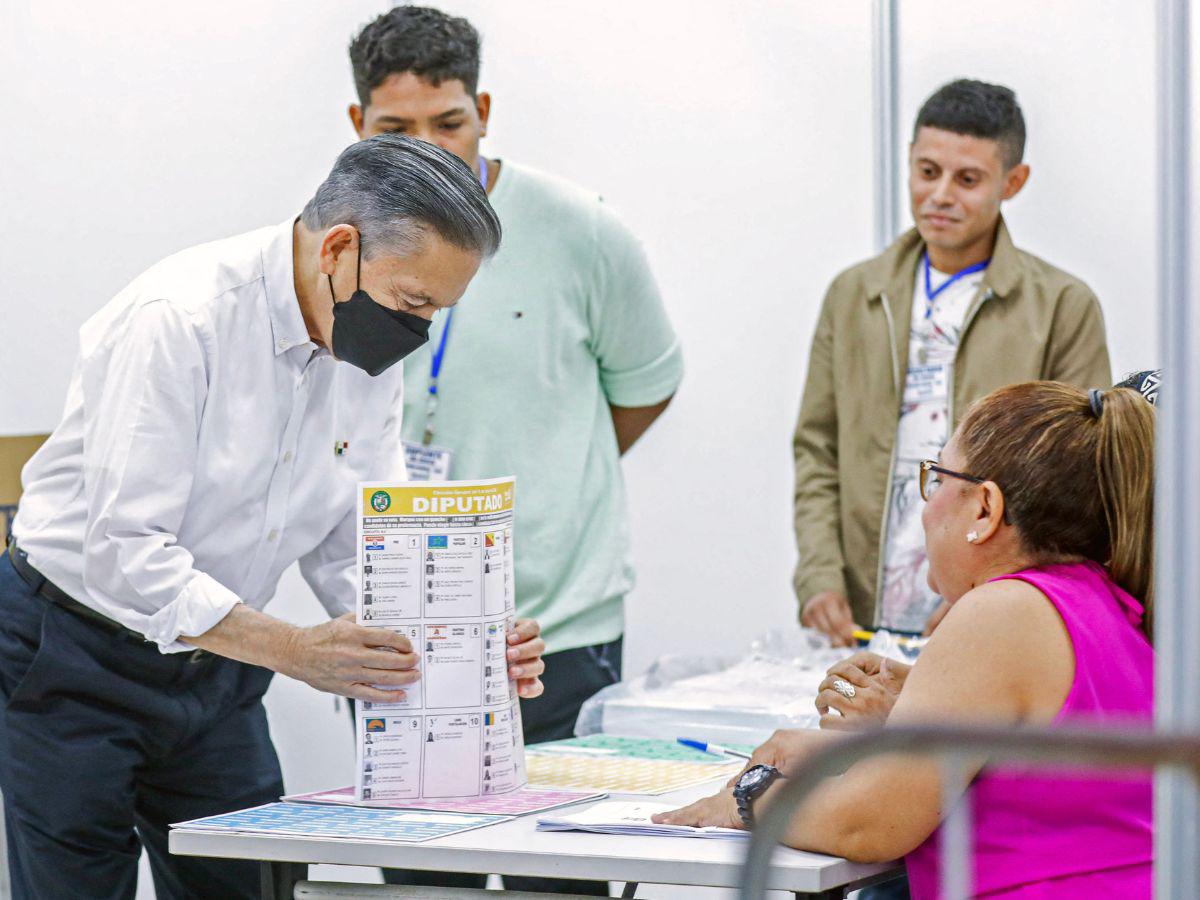 Esta fotografía publicada por la Presidencia panameña muestra al presidente de Panamá, Laurentino Cortizo, emitiendo su voto en un colegio electoral en la ciudad de Panamá el 5 de mayo de 2024.