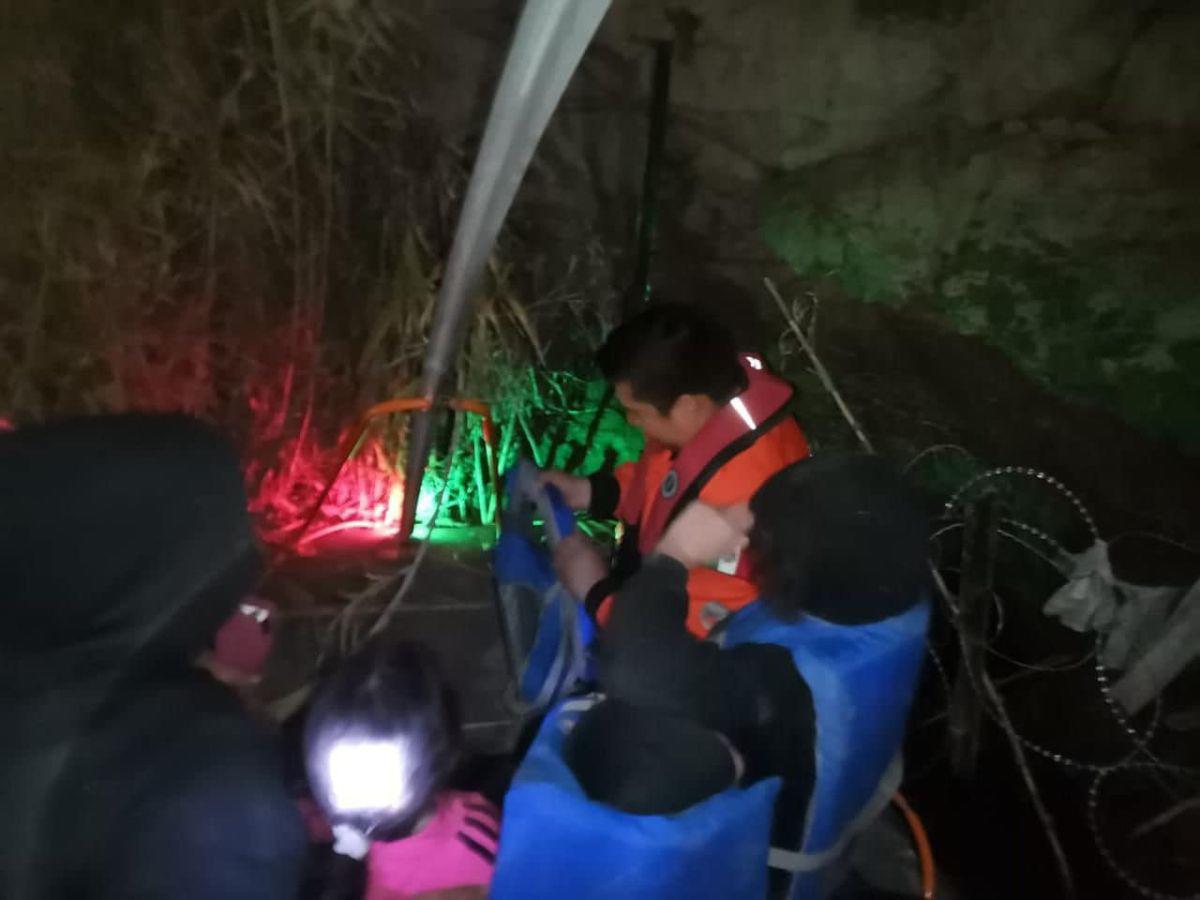 Las tres niñas y a las tres mujeres adultas rescatadas al hidrodeslizador para trasladarlas al punto conocido como Paseo del Río