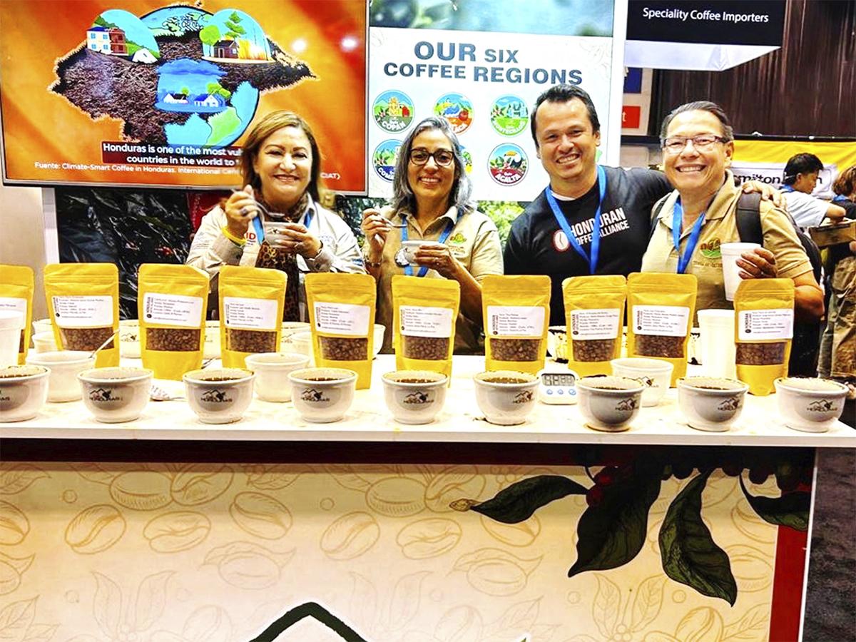 <i>Visitantes disfrutan de la exhibición de café hondureño en la Specialty Coffee Expo 2024.</i>