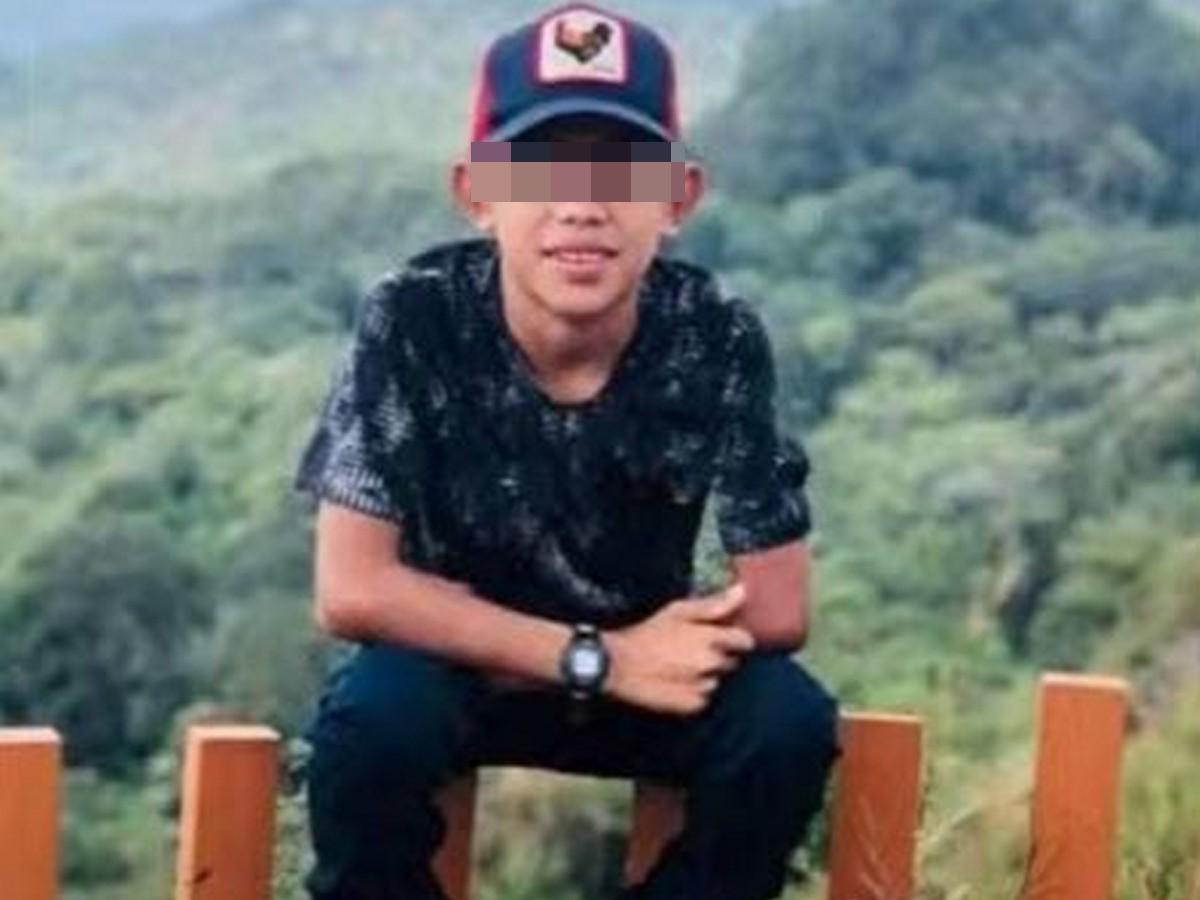 El menor de 15 años que viajaba de pasajero murió en el lugar del ataque.