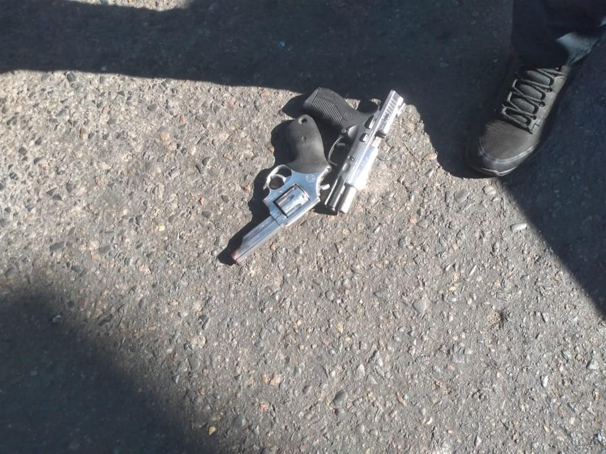 Dos armas de fuego se observaban en el pavimento.