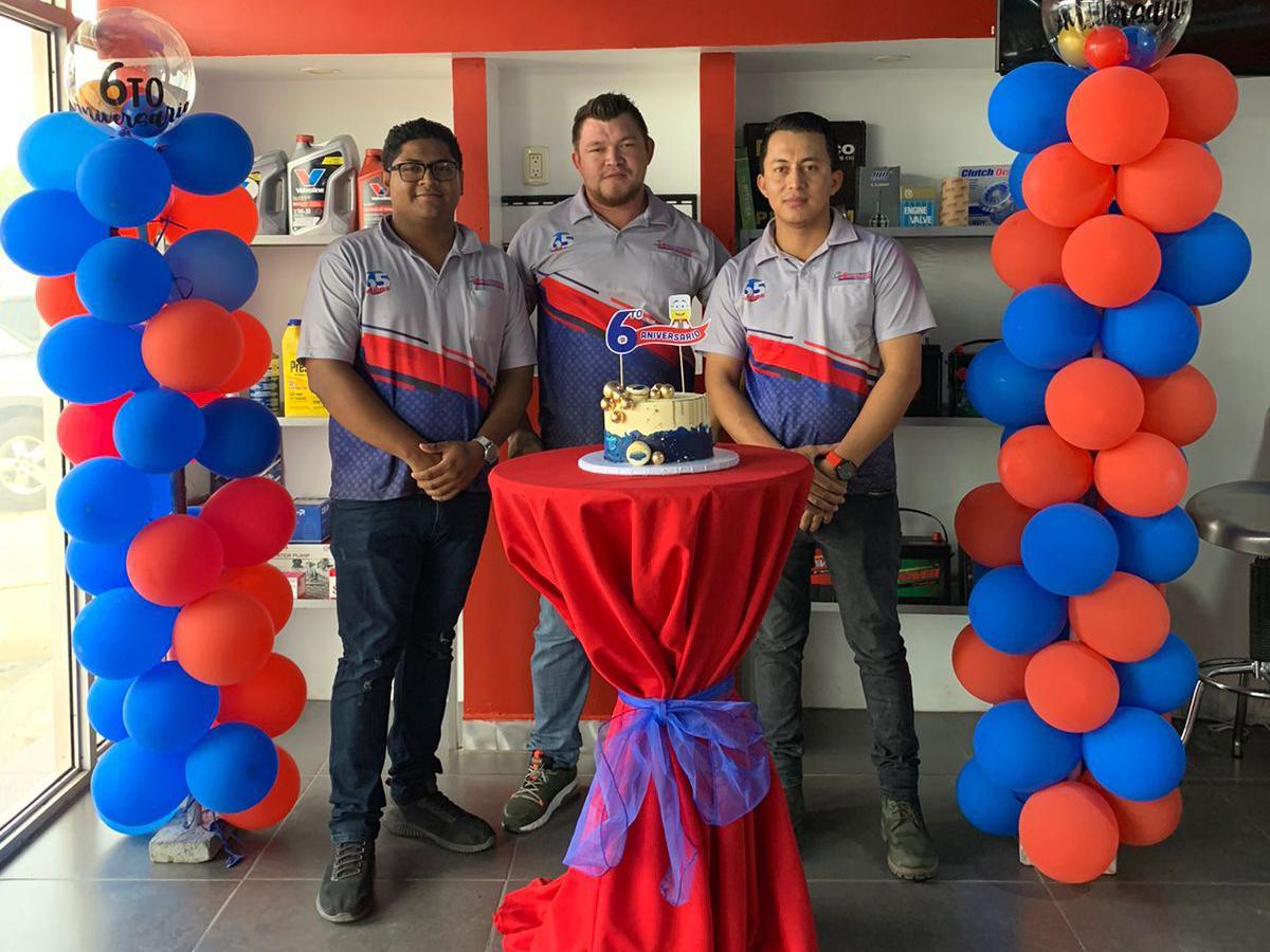 <i>Colaboradores de Repuestos Acquaroni durante la celebración del sexto aniversario de la empresa en Comayagua.</i>