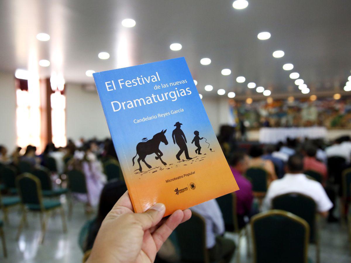 La FUNDAUPN presentó el libro “El festival de las nuevas dramaturgias” de Candelario Reyes García, quien cedió los derechos de autor a la fundación.
