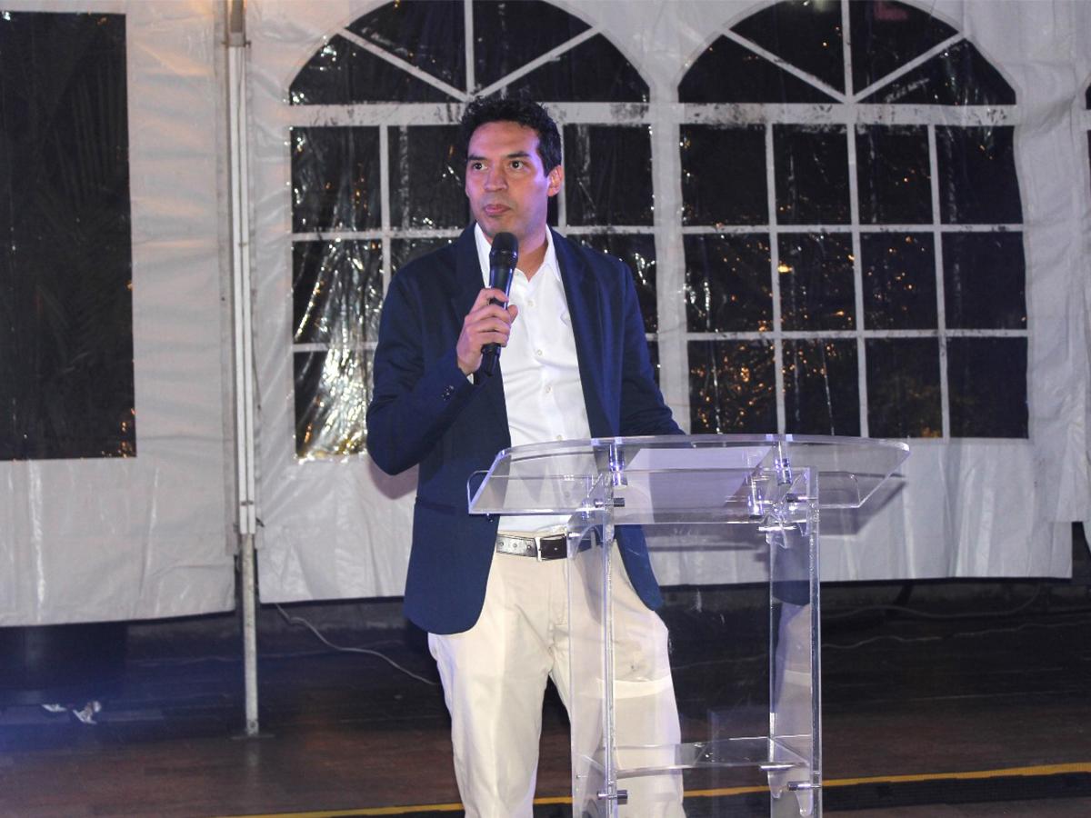 <i>Hugo Flores, Gerente de Mercadeo de Excel, comparte detalles emocionantes sobre la totalmente nueva Santa Fe 2025 durante el evento de lanzamiento en Tegucigalpa.</i>