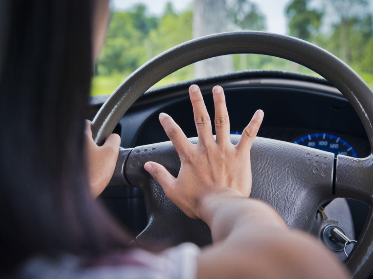 Pitar para pedirle a otros conductores que se apresuren solo creará un ambiente vial nocivo. Use el pito para prevenir accidentes, no como sinónimo de gritar.