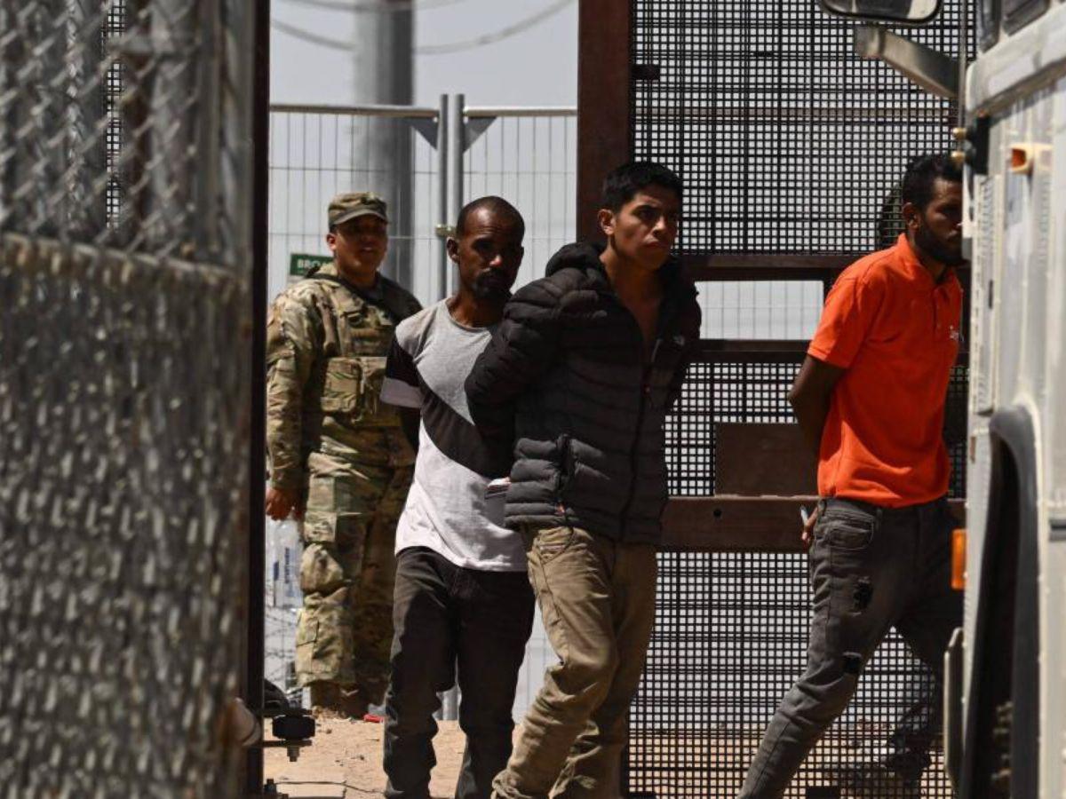 Corte de EUA mantiene en suspenso ley de Texas que permite detención de migrantes