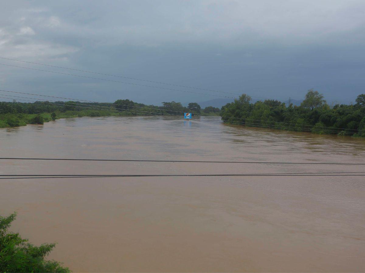 $!El río Ulúa llegó a su máximo nivel, igual que el Chamelecón en la zona norte.