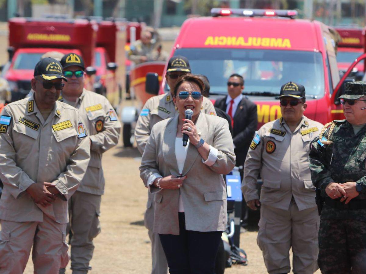La presidenta reconoció la labor que realizan los Bomberos en el país para atender cualquier tipo de emergencia.