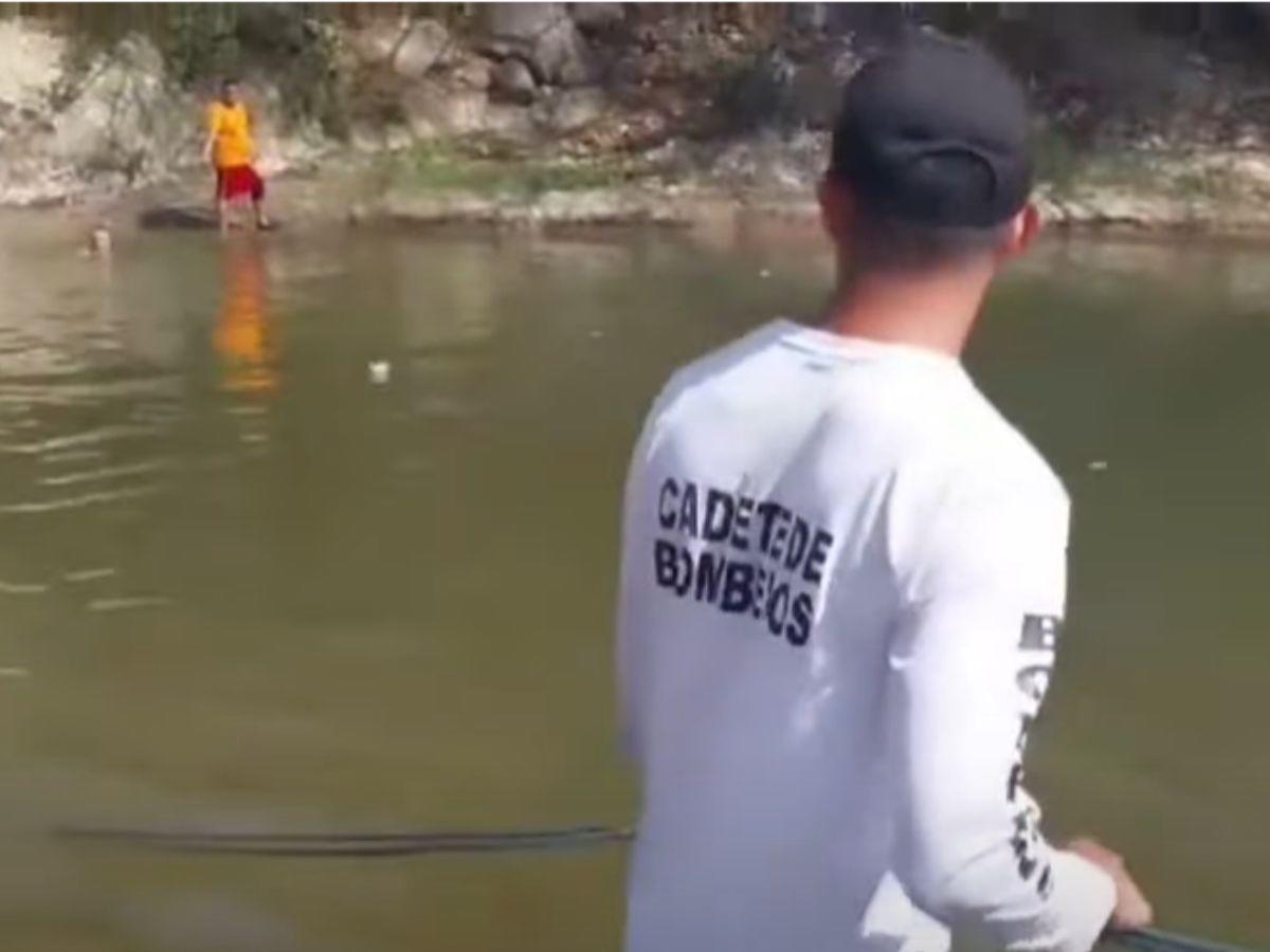 Las autoridades buscan al joven en las profundidades del río.