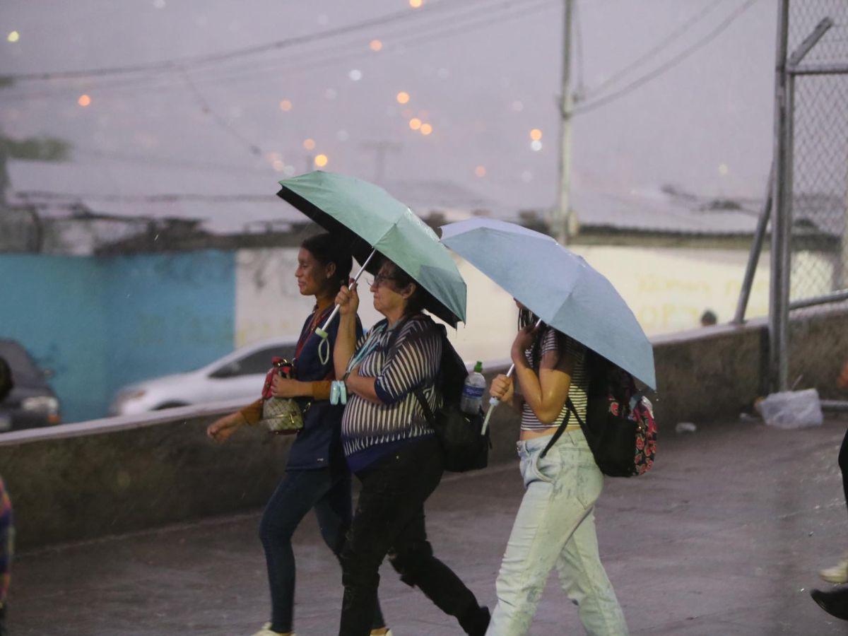 Una ligera lluvia cae sobre el Estadio Chelato Uclés. Debido a la contaminación que ha afectado a la capital, aficionados guardan refugio y se protegen del agua.