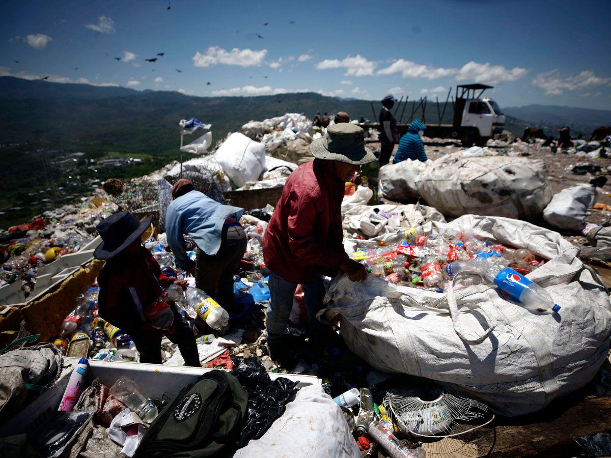 Pepenadores desisten de recoger material reciclable por bajos precios