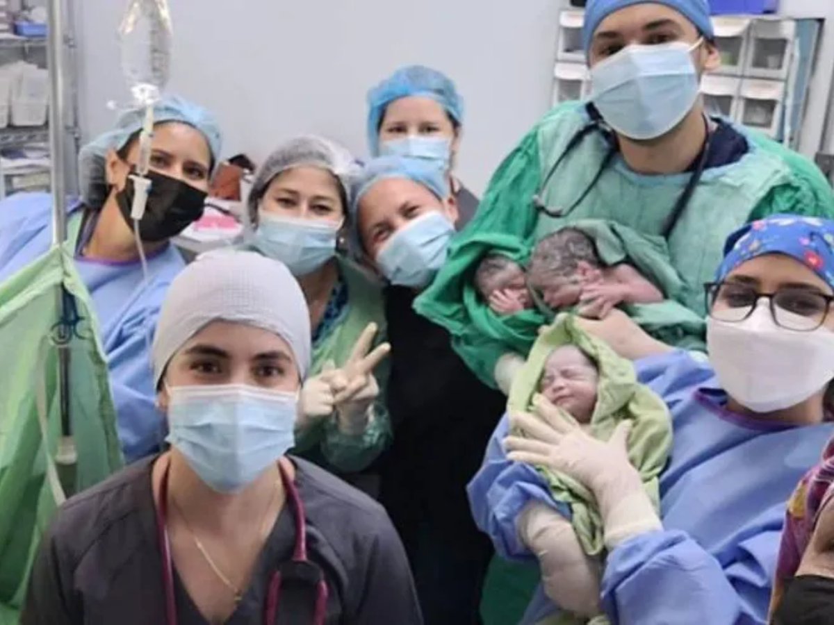 Enfermeros que presenciaron el triple nacimiento tomaron una fotografía para guardar este poco común parto.