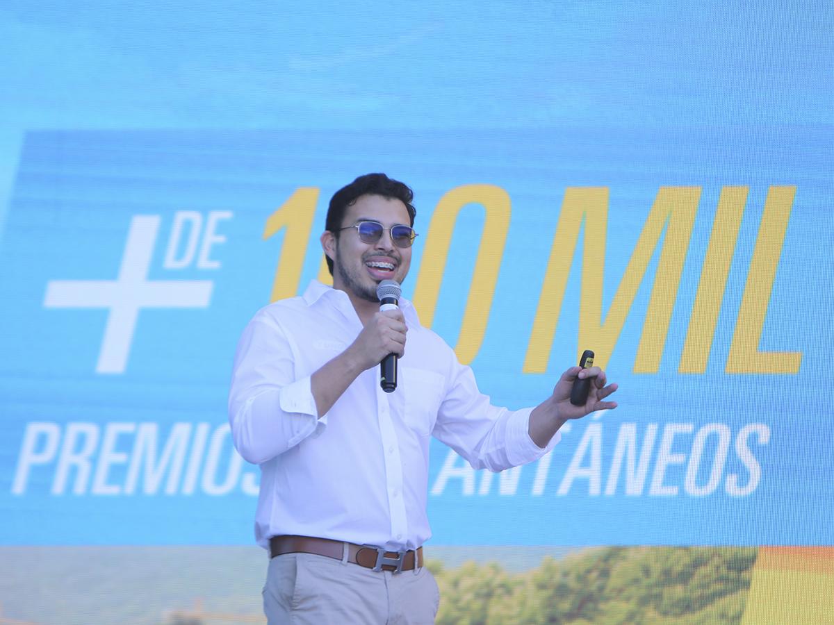 <i>Eduardo ldiáquez, Coordinador de Mercadeo de UNO, impulsa la innovadora campaña VERUNO, marcando un hito en premios y experiencias para los clientes en Honduras.</i>