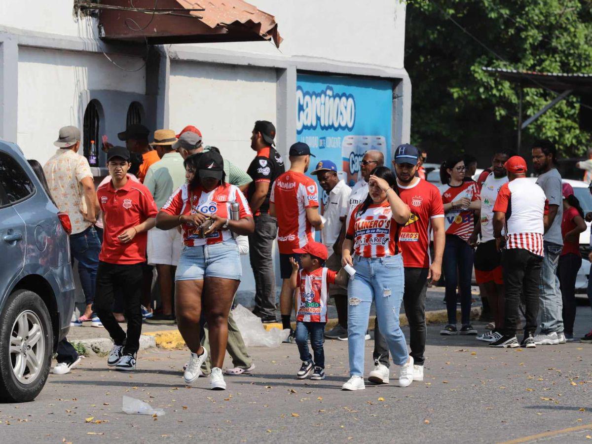 Largas filas de aficionados en las afueras del Estadio Ceibeño para el Vida vs Motagua.