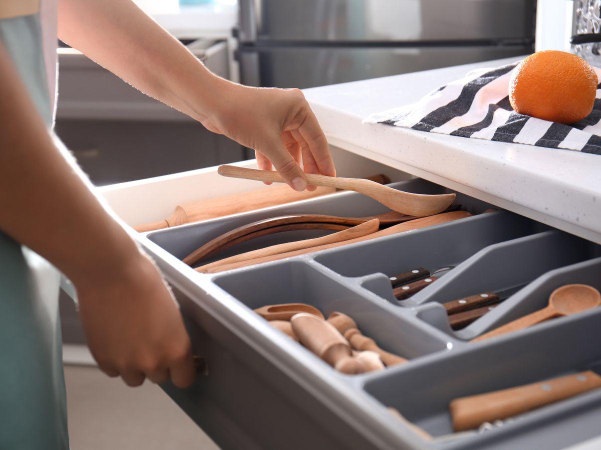 Guarde los recipientes de plástico uno dentro del otro y las tapaderas en un cajón aparte para ahorrar espacio de manera eficiente.