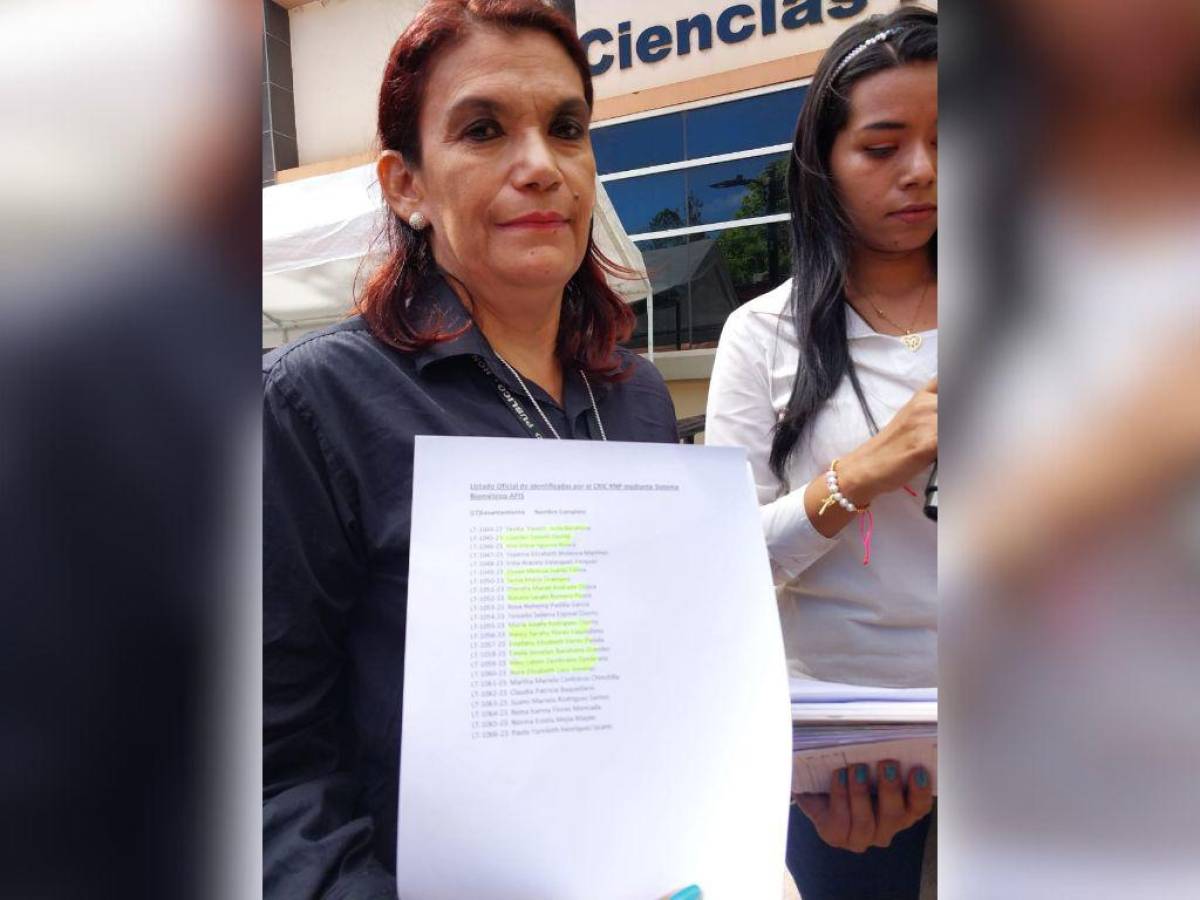 La portavoz de Medicina Forense, Issa Alvarado con el listado de los cuerpos identificados.