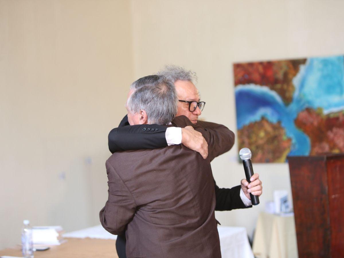El exdirector Dino Fanconi y Lanza fundieron, casi entre lágrimas, su respeto y agradecimiento en un fraternal abrazo.