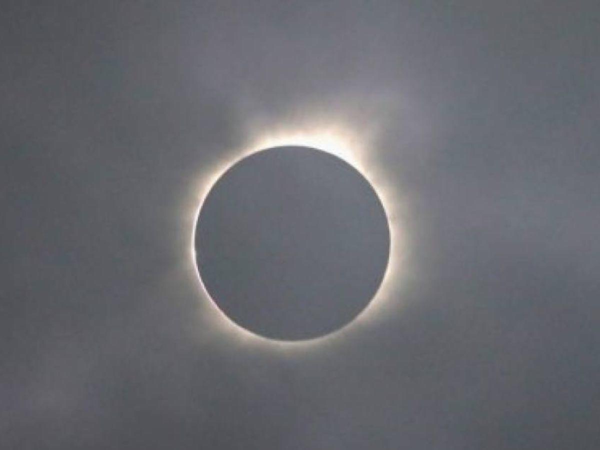 El eclipse solar anular se caracteriza por el impresionante anillo de fuego que se forma cuando la luna se antepone en la posición del sol.