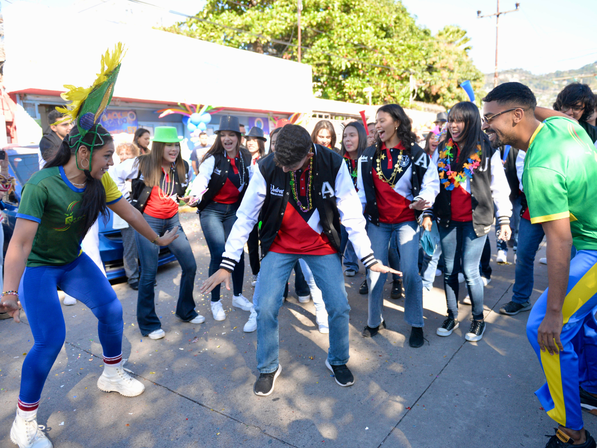 Los bailarines de Samzumbao pusieron a bailar a los estudiantes. Alejandro Bautista sacó sus mejores pasos para no quedarse atrás con el contagioso ritmo.