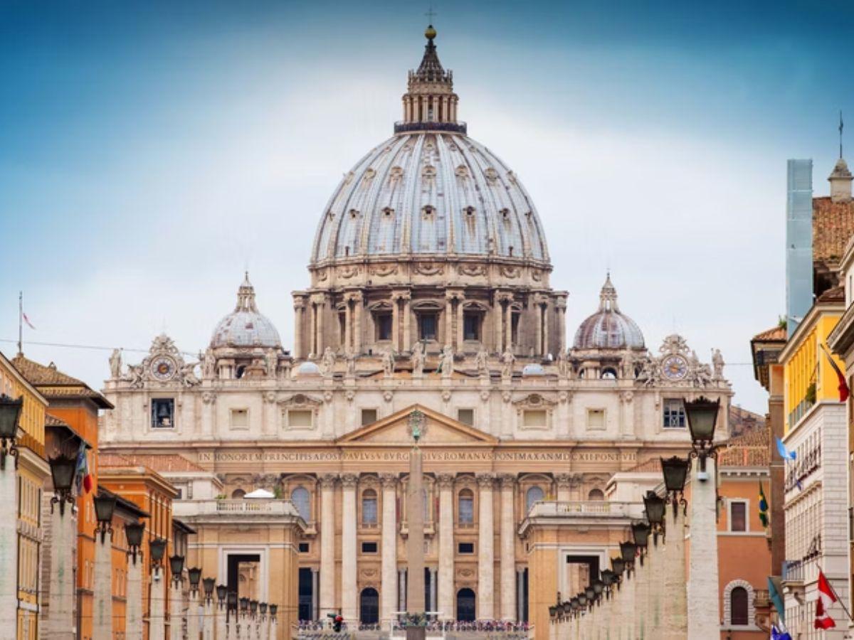 Vaticano reafirma doctrina pese a bendiciones a parejas homosexuales