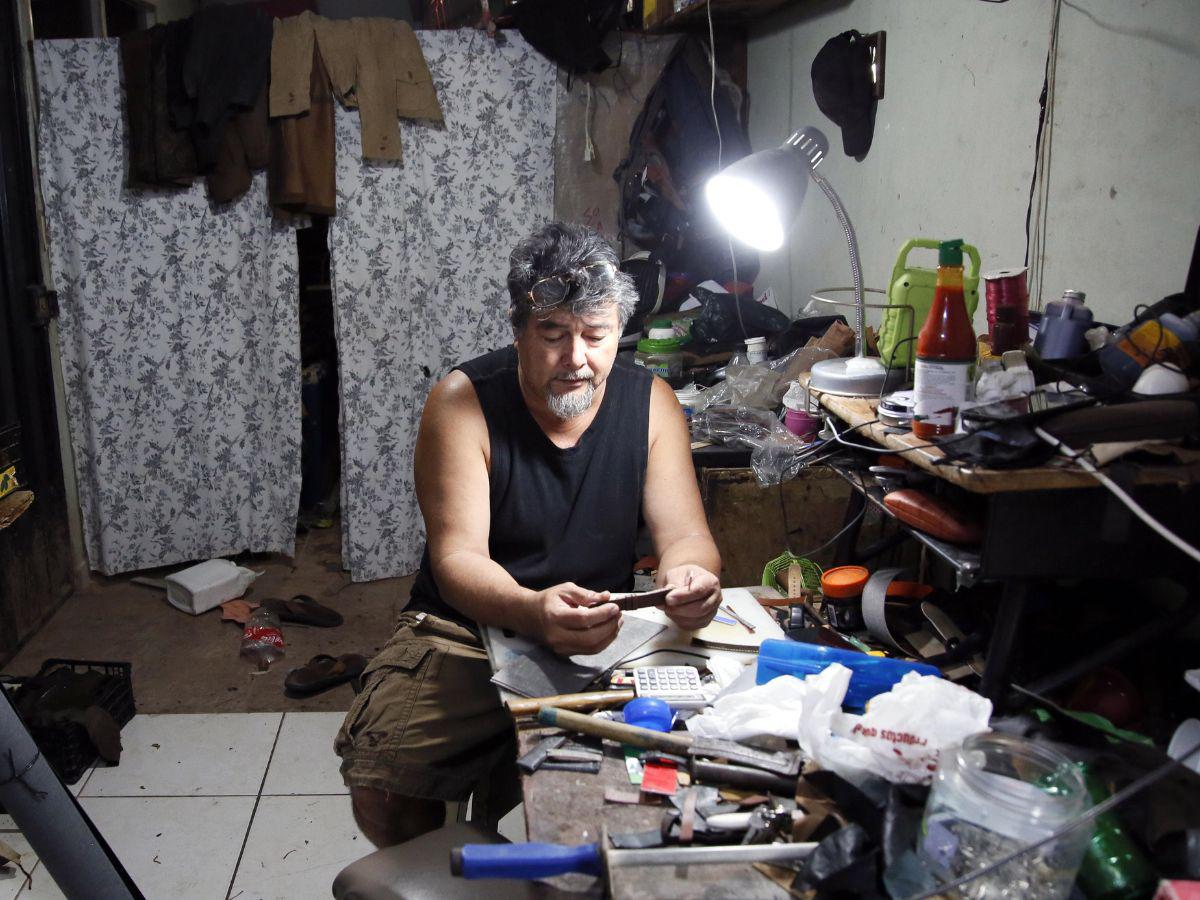 Nelson Madrid, emprendedor que elabora brazaletes de cueros viejos