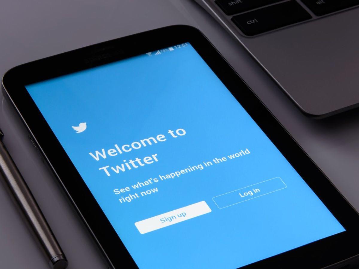 Twitter elimina la insignia azul de verificación de miles de usuarios