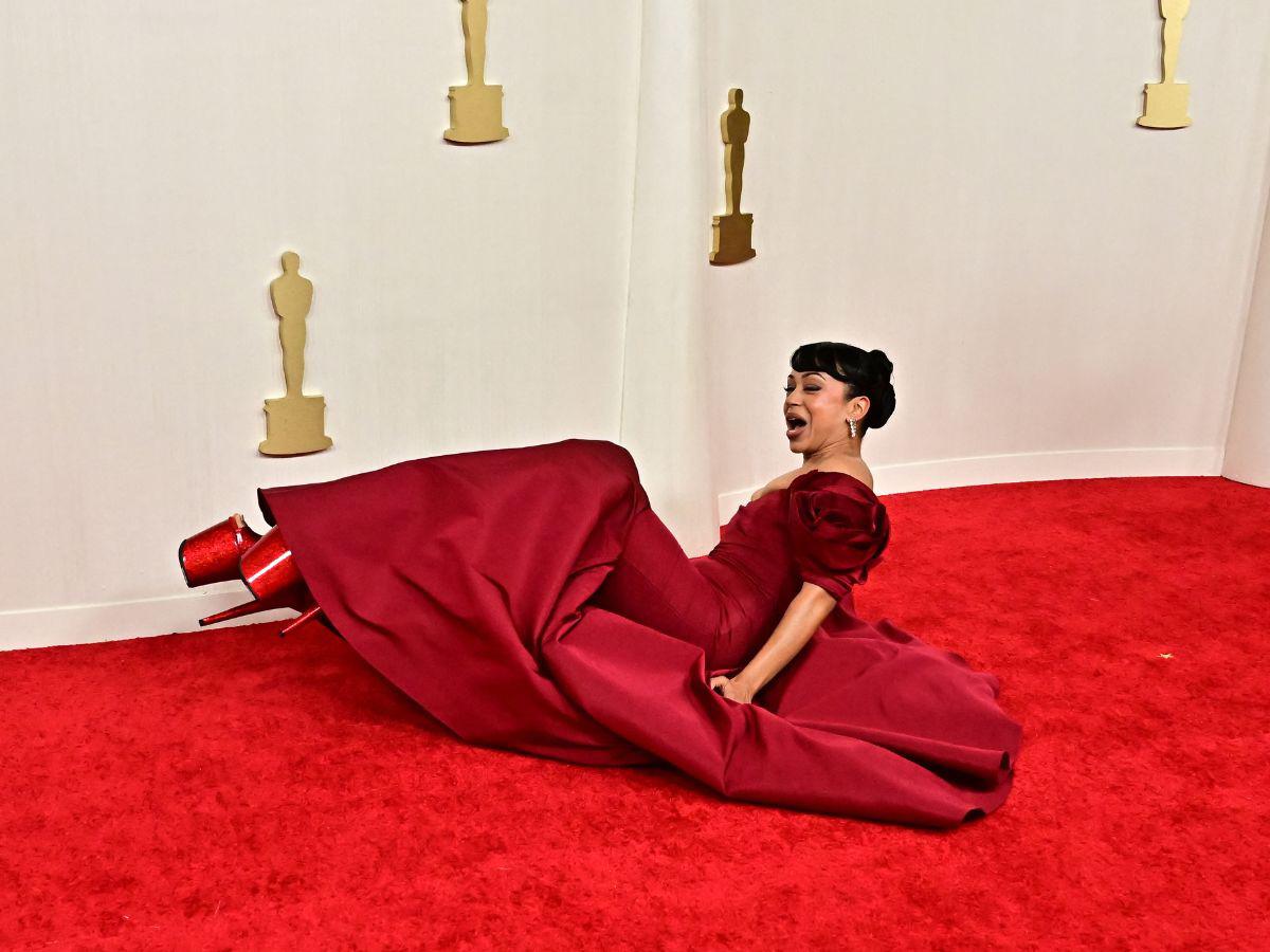 Liza Koshy cae durante su desfile en la alfombra roja de los Oscar 2024