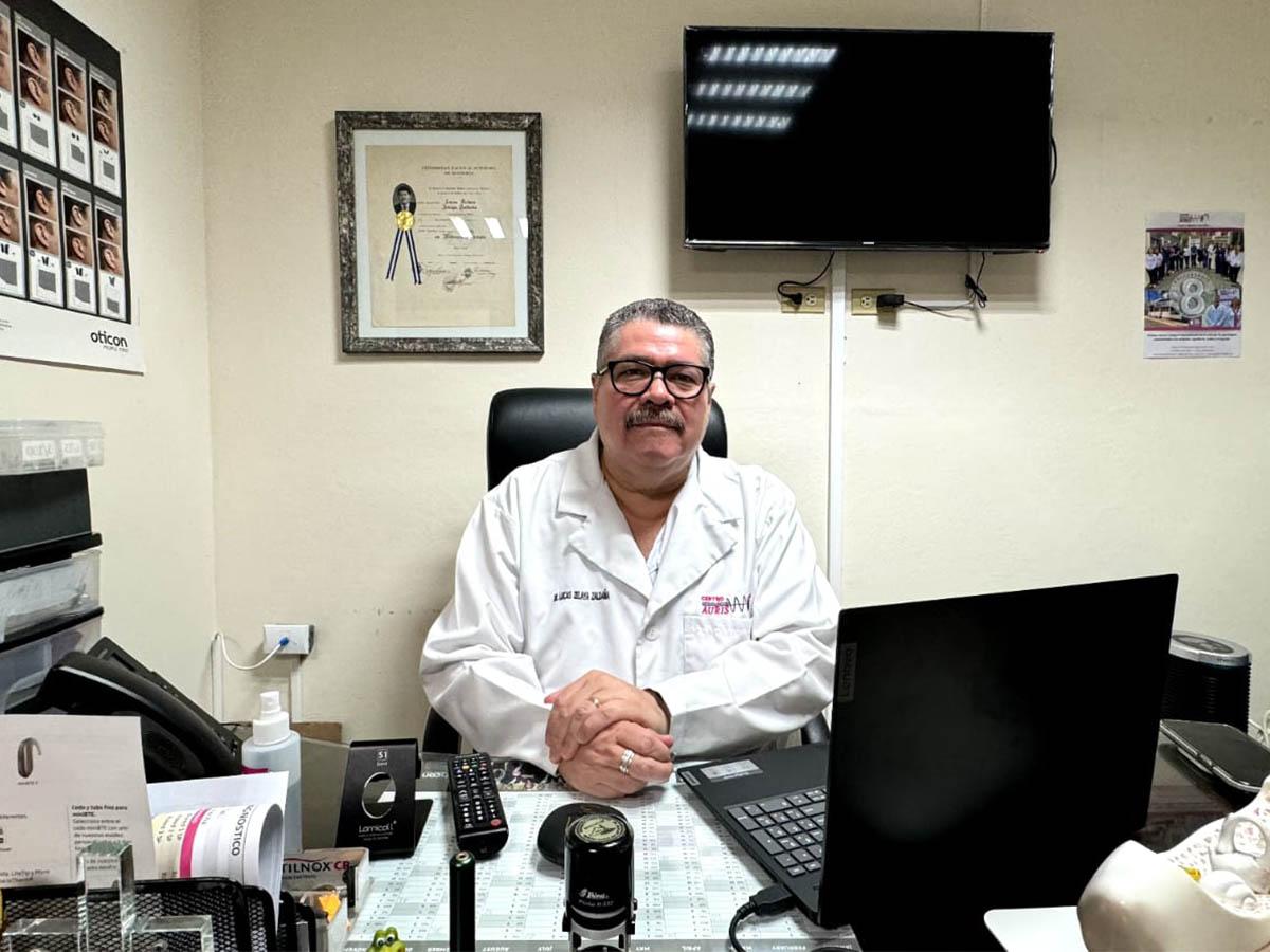 El Doctor Lucas Arturo Zelaya Zaldaña, Director del Centro Audiológico Auris, liderando avances en diagnóstico, tratamiento y tecnología auditiva para brindar atención integral a pacientes de todas las edades.