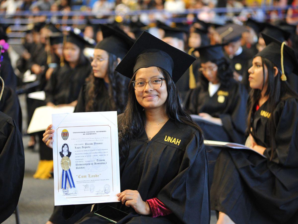 Cerca de 2,000 profesionales se gradúan en la UNAH