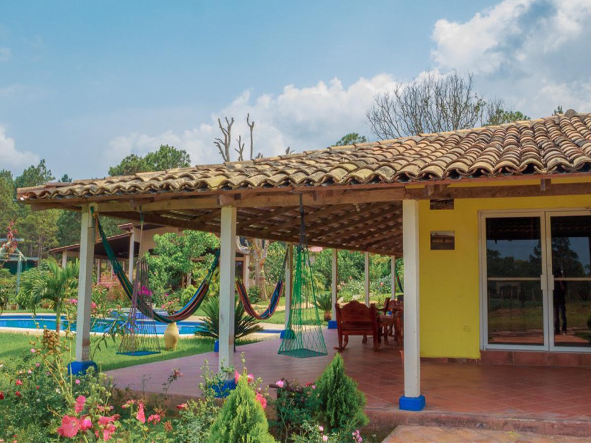 <i>Finca Santa Elena, ofrece alojamiento en cabañas rodeadas de un paisaje espectacular natural.</i>