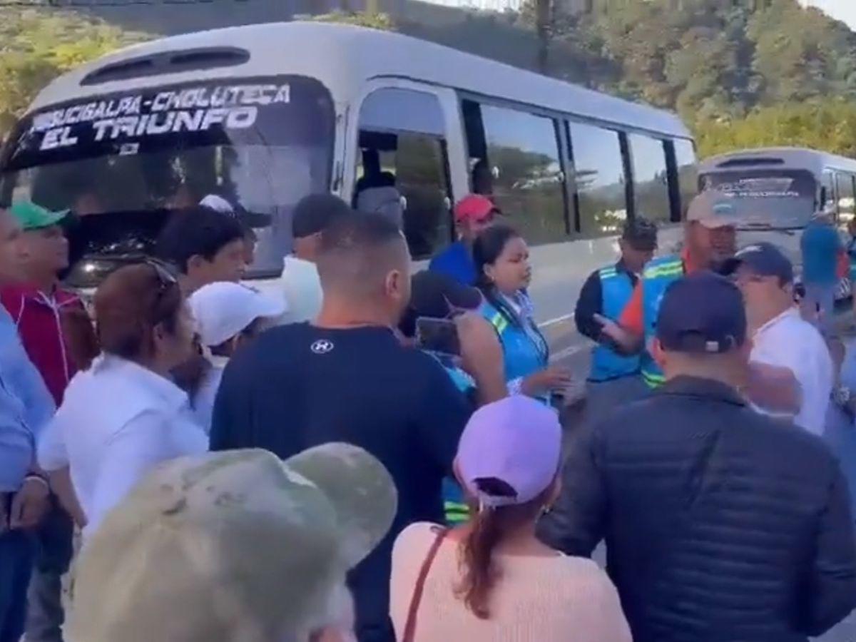 Denuncian detención de buses previo a la “Gran Marcha por Honduras”