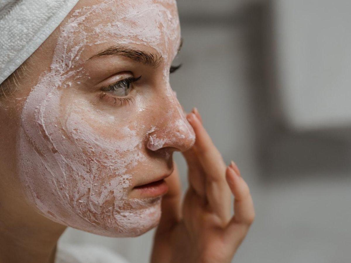 Paso a paso: aprenda a exfoliar la piel de su rostro sin dañarla