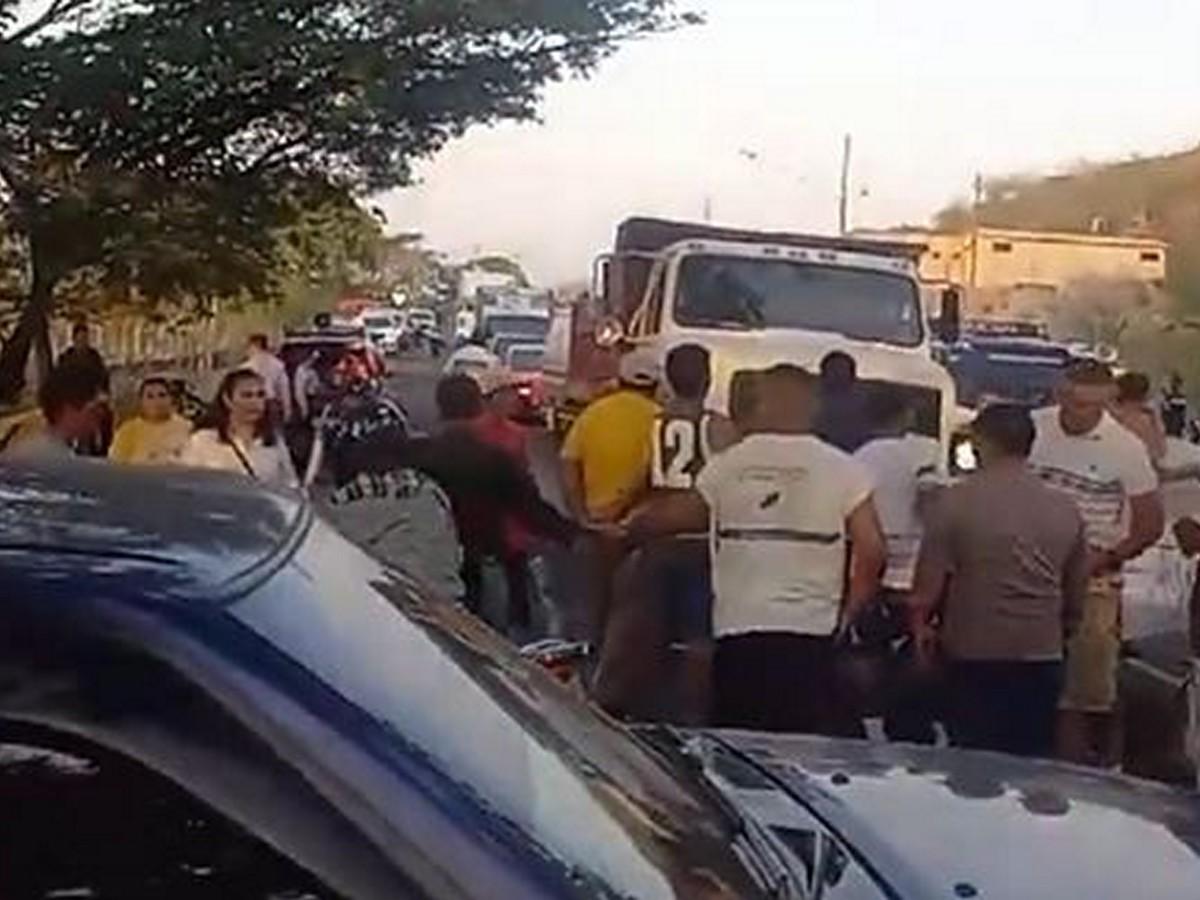 Pobladores de San Lorenzo se toman carretera en protesta por instalación de paneles solares