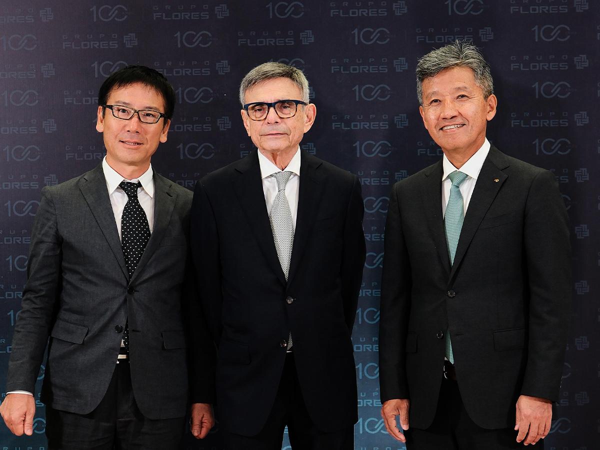Hiroshi Yonenaga director de ventas para LAC, don Alan Flores y Masahiro Inoue Ceo de Toyota para LAC.