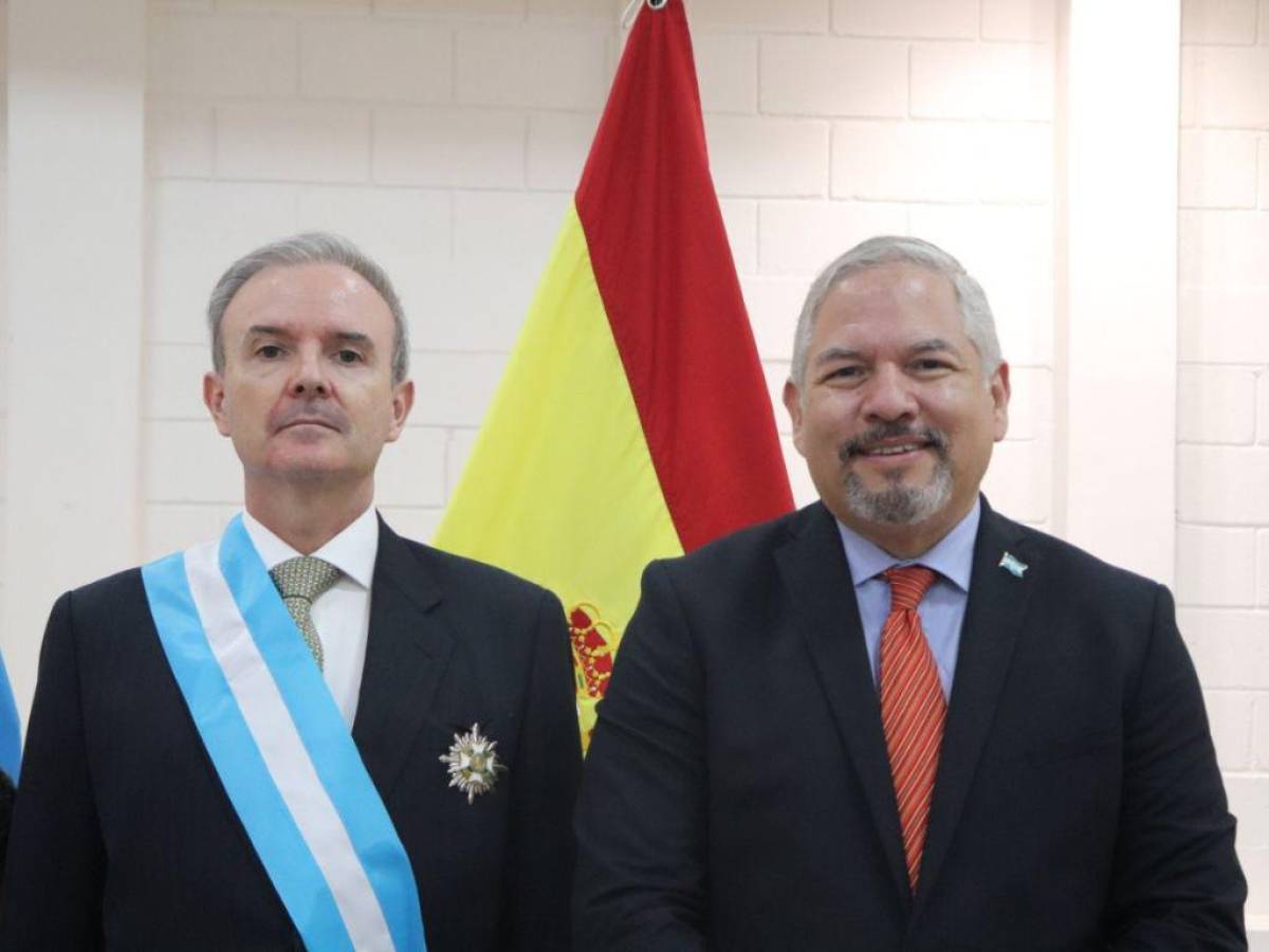 El canciller Reina junto al embajador de España en Tegucigalpa.