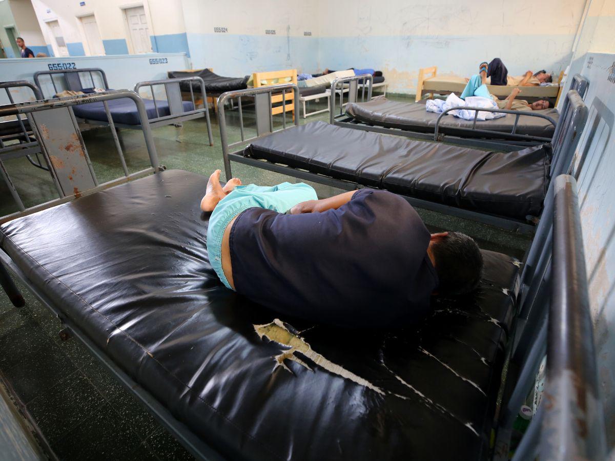 Pacientes abandonados convierten en asilo al Hospital Mario Mendoza
